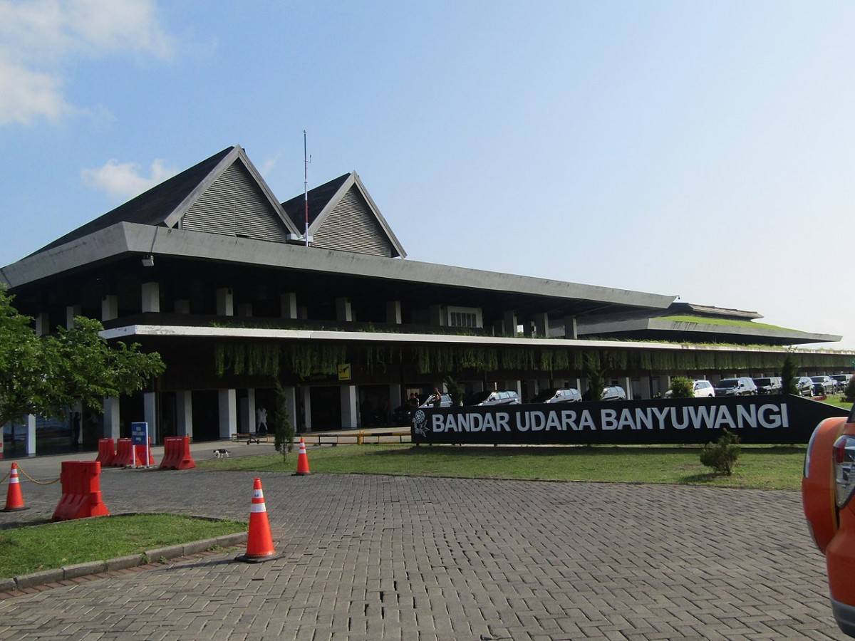 Tampilan depan bangunan Bandara Banyuwangi, terlihat tulisan Bandar Udara Banyuwangi berwarna putih.